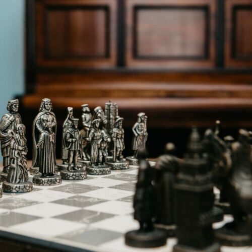 Piezas de ajedrez en los salones del Pazo Almuzara